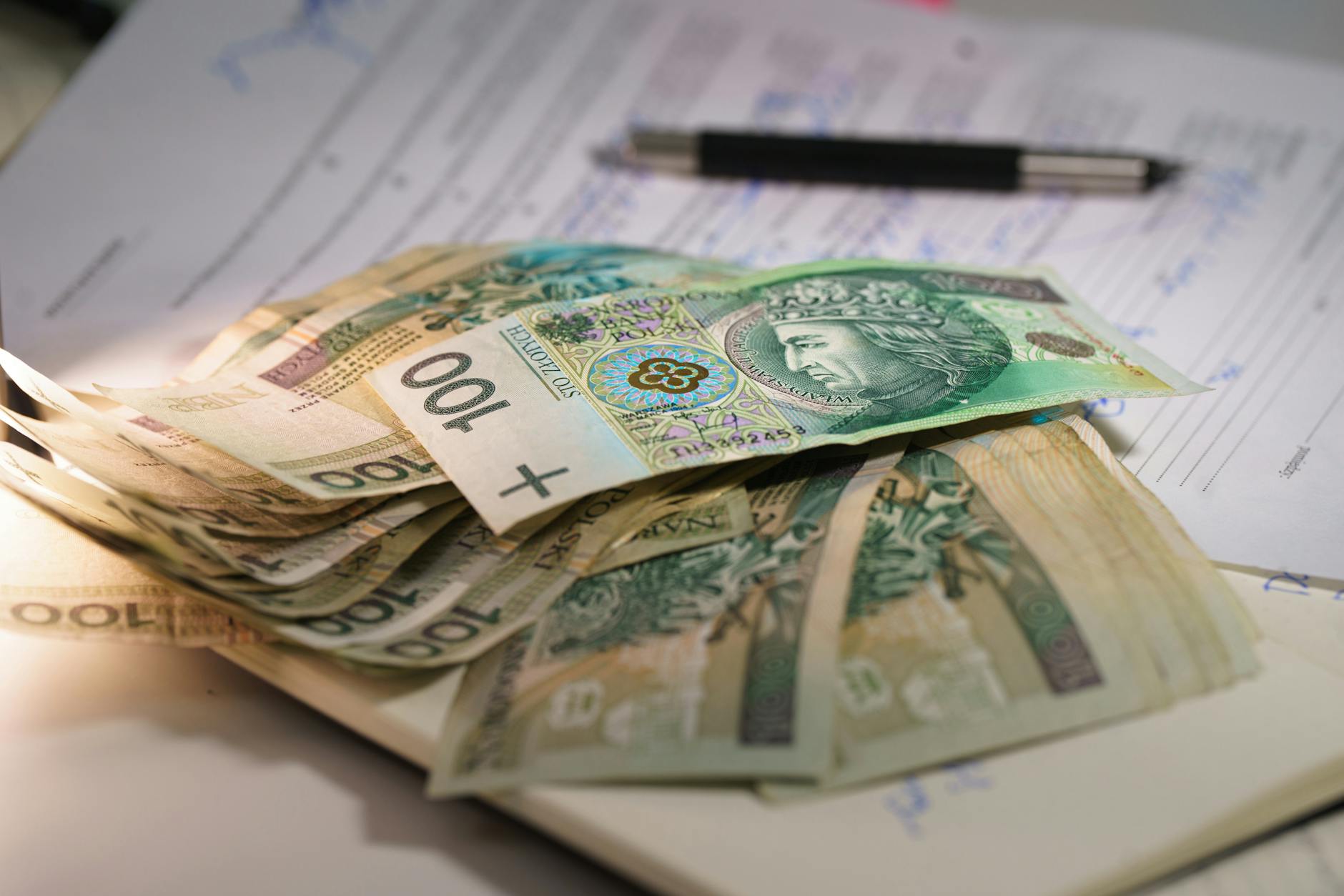 Logo miasta Mrągowo z dopiskiem 'Miasto Ludzi Akty', symbolizujące konkurs ofert dotyczący profilaktyki uzależnień i przemocy.