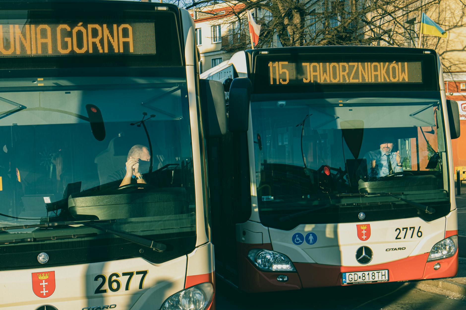 Nowoczesny elektrobus na tle miasta Mrągowo, symbolizujący inwestycje w ekologiczny transport.