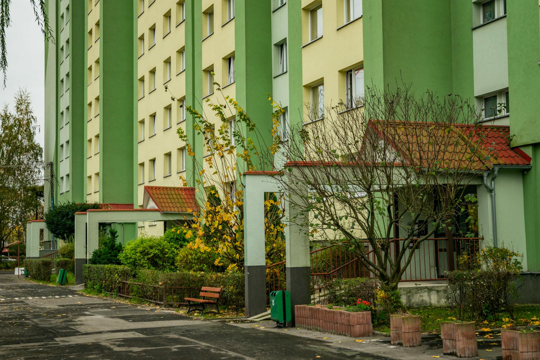 Grafika symbolizująca budowę nowych mieszkań w Mrągowie, nawiązująca do dofinansowania na budownictwo socjalne i komunalne.